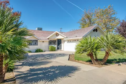 1733 W Metzler Dr, Sanger, CA 93657