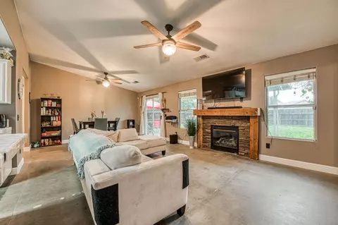 1170 Mehlert St, Kingsburg, CA 93631
