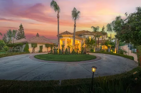 2589 W Lake Van Ness Cir, Fresno, CA 93711