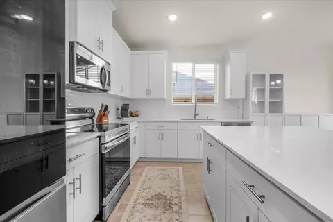 Kitchen - 1183 Encore Way W, Madera, CA 93636 photo 4 of 6