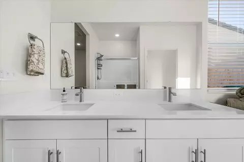 Bath - 1183 Encore Way W, Madera, CA 93636 photo 3 of 3