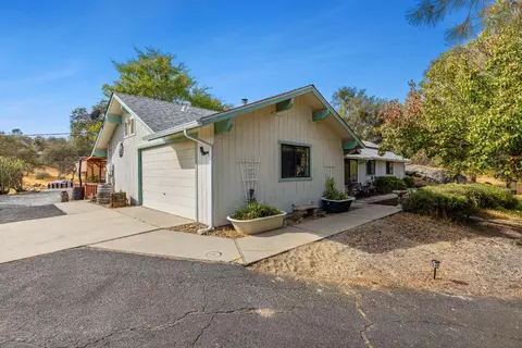 30674 Titan Dr, Coarsegold, CA 93614