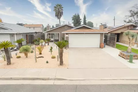 1061 11th Ave, Kingsburg, CA 93631