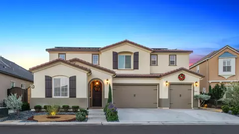 667 Heirloom Ln, Clovis, CA 93619