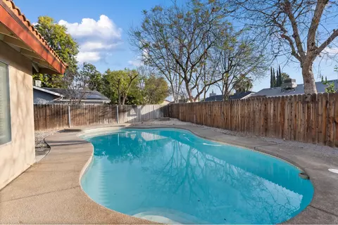 Exterior - 555 W Ashcroft Ave, Clovis, CA 93612 photo 4 of 7