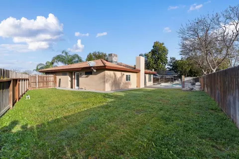 Exterior - 555 W Ashcroft Ave, Clovis, CA 93612 photo 5 of 7