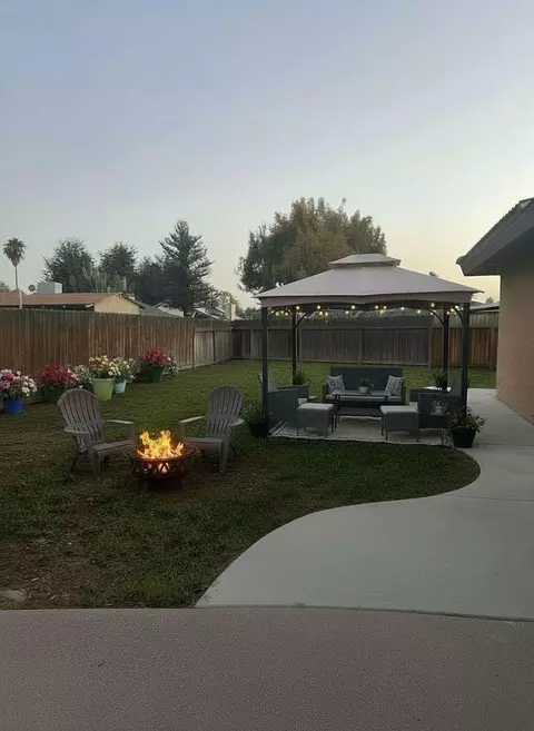 Exterior - 555 W Ashcroft Ave, Clovis, CA 93612 photo 3 of 7