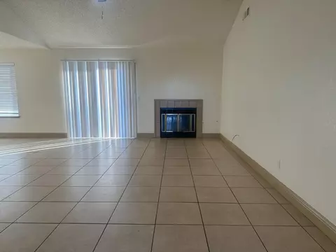 555 W Ashcroft Ave, Clovis, CA 93612