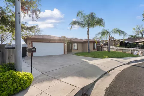 Exterior - 555 W Ashcroft Ave, Clovis, CA 93612 photo 6 of 7