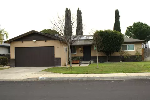 698 W Donner Ave, Clovis, CA 93612