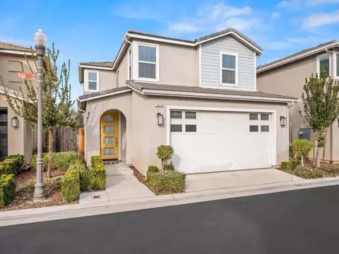 1913 Oak Ln, Clovis, CA 93619
