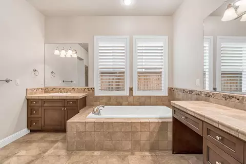 Bath - 4199 N Quail Xing, Clovis, CA 93619 photo 2 of 6