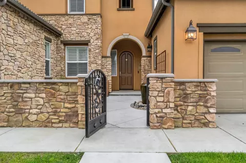 Exterior - 4199 N Quail Xing, Clovis, CA 93619 photo 4 of 7