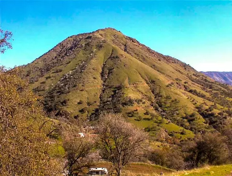 82 Erwin Ln, Yokuts Valley, CA 93675