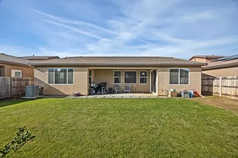 Exterior - 1667 Las Rosas Ave, Clovis, CA 93619 photo 3 of 3