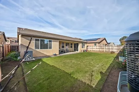 Exterior - 1667 Las Rosas Ave, Clovis, CA 93619 photo 2 of 3