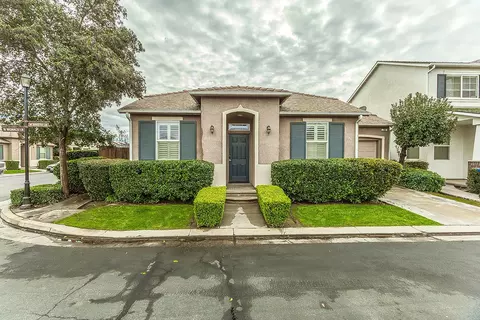 704 W Riviera Ln, Clovis, CA 93619