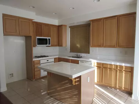 Kitchen - 1016 Papaya St, Madera, CA 93638 photo 2 of 5