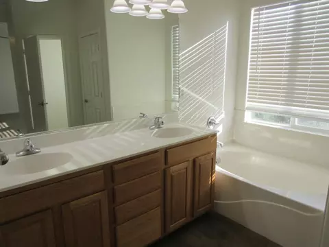 Bath - 1016 Papaya St, Madera, CA 93638 photo 3 of 3