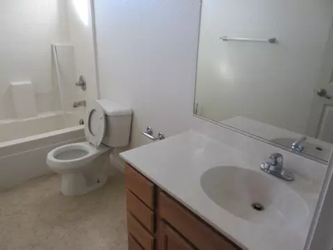 Bath - 1016 Papaya St, Madera, CA 93638 photo 2 of 3