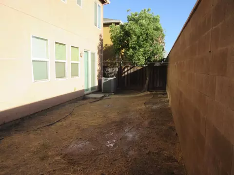 Exterior - 1016 Papaya St, Madera, CA 93638 photo 6 of 10