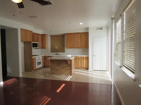 Living - 1016 Papaya St, Madera, CA 93638 photo 2 of 4