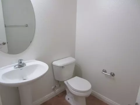 Bath - 1016 Papaya St, Madera, CA 93638 photo 1 of 3