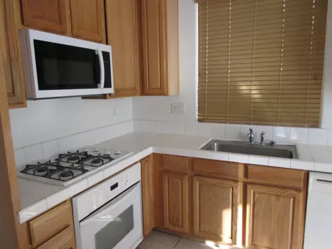 Kitchen - 1016 Papaya St, Madera, CA 93638 photo 4 of 5
