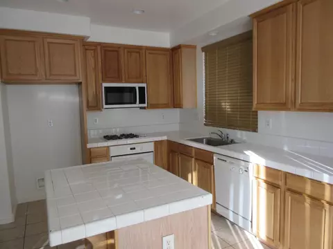 Kitchen - 1016 Papaya St, Madera, CA 93638 photo 5 of 5