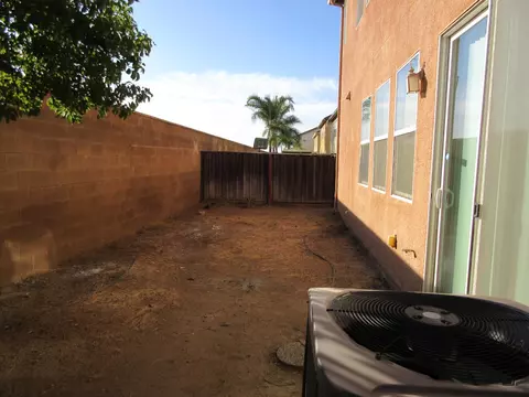 Exterior - 1016 Papaya St, Madera, CA 93638 photo 9 of 10