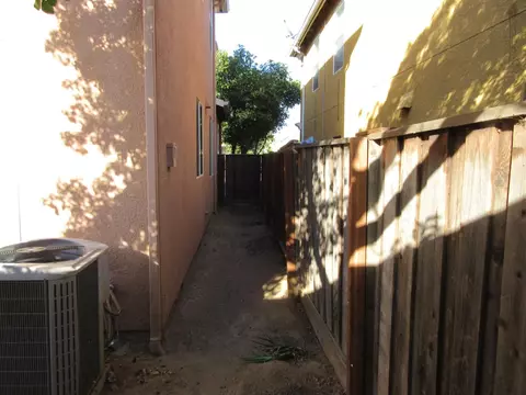 Exterior - 1016 Papaya St, Madera, CA 93638 photo 8 of 10