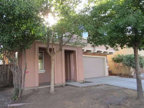Exterior - 1016 Papaya St, Madera, CA 93638 photo 2 of 10