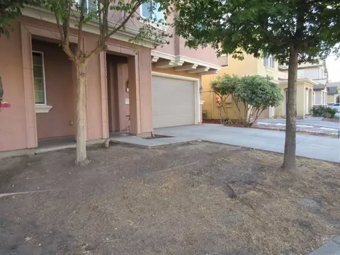 Exterior - 1016 Papaya St, Madera, CA 93638 photo 4 of 10