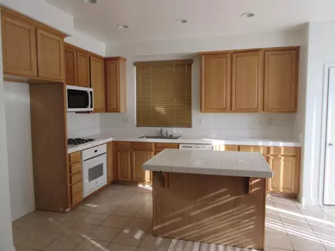 Kitchen - 1016 Papaya St, Madera, CA 93638 photo 1 of 5