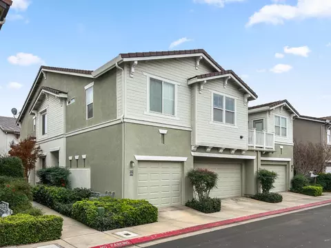 365 N Raphael Ln, Clovis, CA 93611