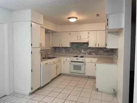 Kitchen - 14853 W Middleton, Kerman, CA 93630 photo 1 of 1