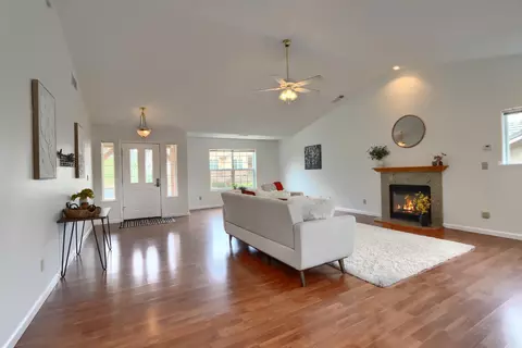 Living - 5301 Farfalla Cir, Mariposa, CA 95338 photo 5 of 6