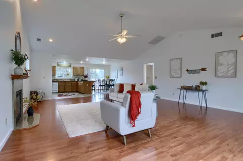 Living - 5301 Farfalla Cir, Mariposa, CA 95338 photo 2 of 6