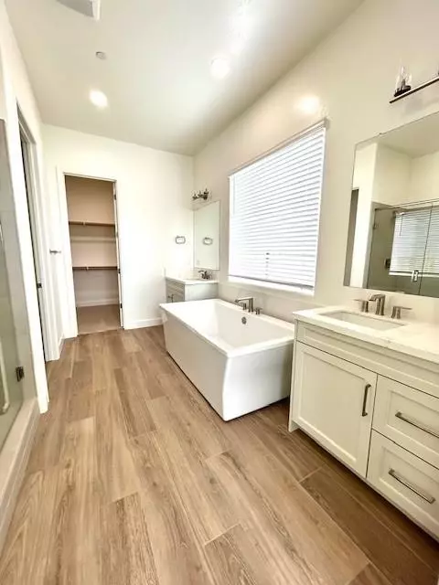 Bath - 1604 Heirloom Ave, Clovis, CA 93619 photo 4 of 5