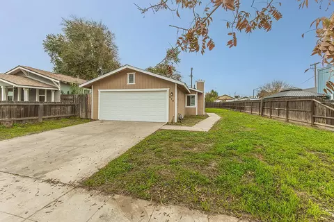 479 W Spruce Ave, Pinedale, CA 93650