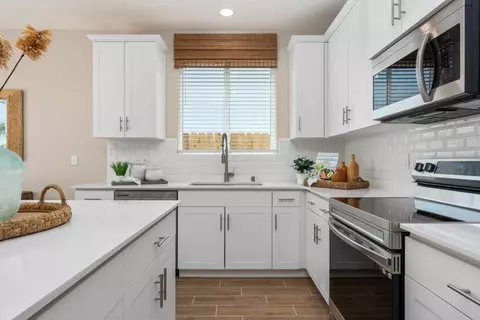 Kitchen - 6748 E Pine Ave, Fresno, CA 93727 photo 4 of 5