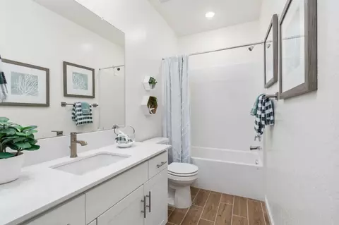 Bath - 6748 E Pine Ave, Fresno, CA 93727 photo 1 of 3