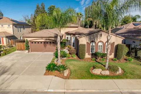 9584 N Larkspur Ave, Fresno, CA 93720