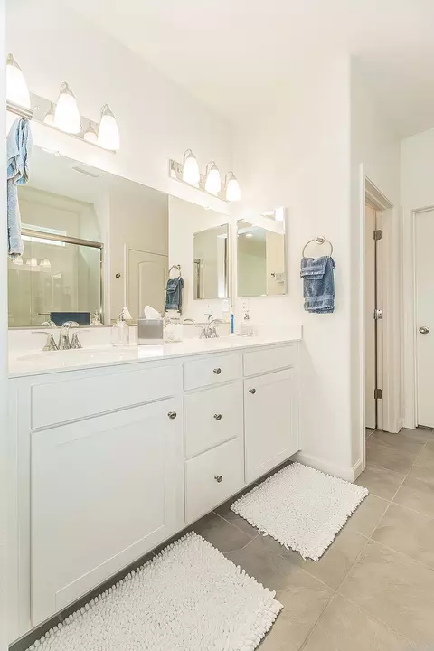 Bath - 644 Rock Crest Ave, Madera, CA 93636 photo 1 of 4