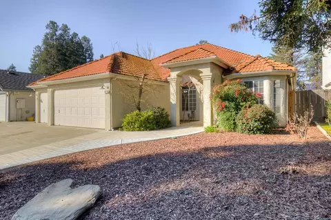 8273 N Yorktown Dr, Fresno, CA 93720