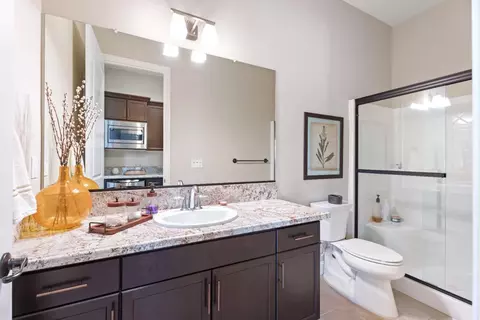 Bath - 822 Overstone Ave, Madera, CA 93636 photo 1 of 6