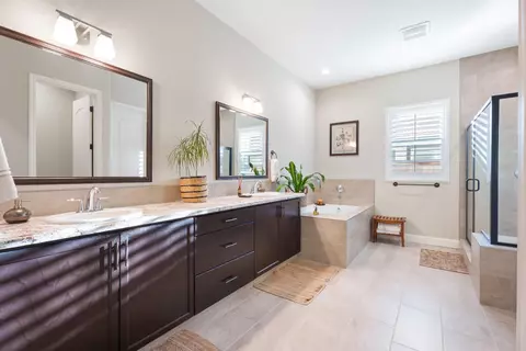 Bath - 822 Overstone Ave, Madera, CA 93636 photo 4 of 6
