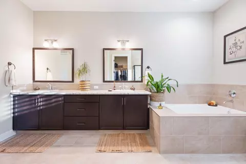 Bath - 822 Overstone Ave, Madera, CA 93636 photo 6 of 6