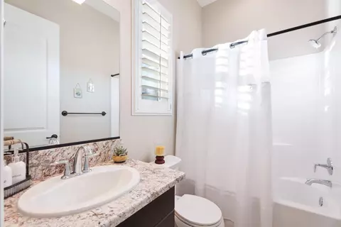Bath - 822 Overstone Ave, Madera, CA 93636 photo 2 of 6