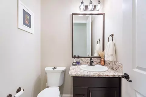 Bath - 822 Overstone Ave, Madera, CA 93636 photo 3 of 6